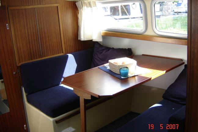 Helios dinette.JPG (32860 bytes)