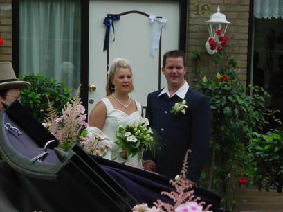 Jeroen + Carla 02 Trompetbloem buiten + koets Close up.JPG (127421 bytes)